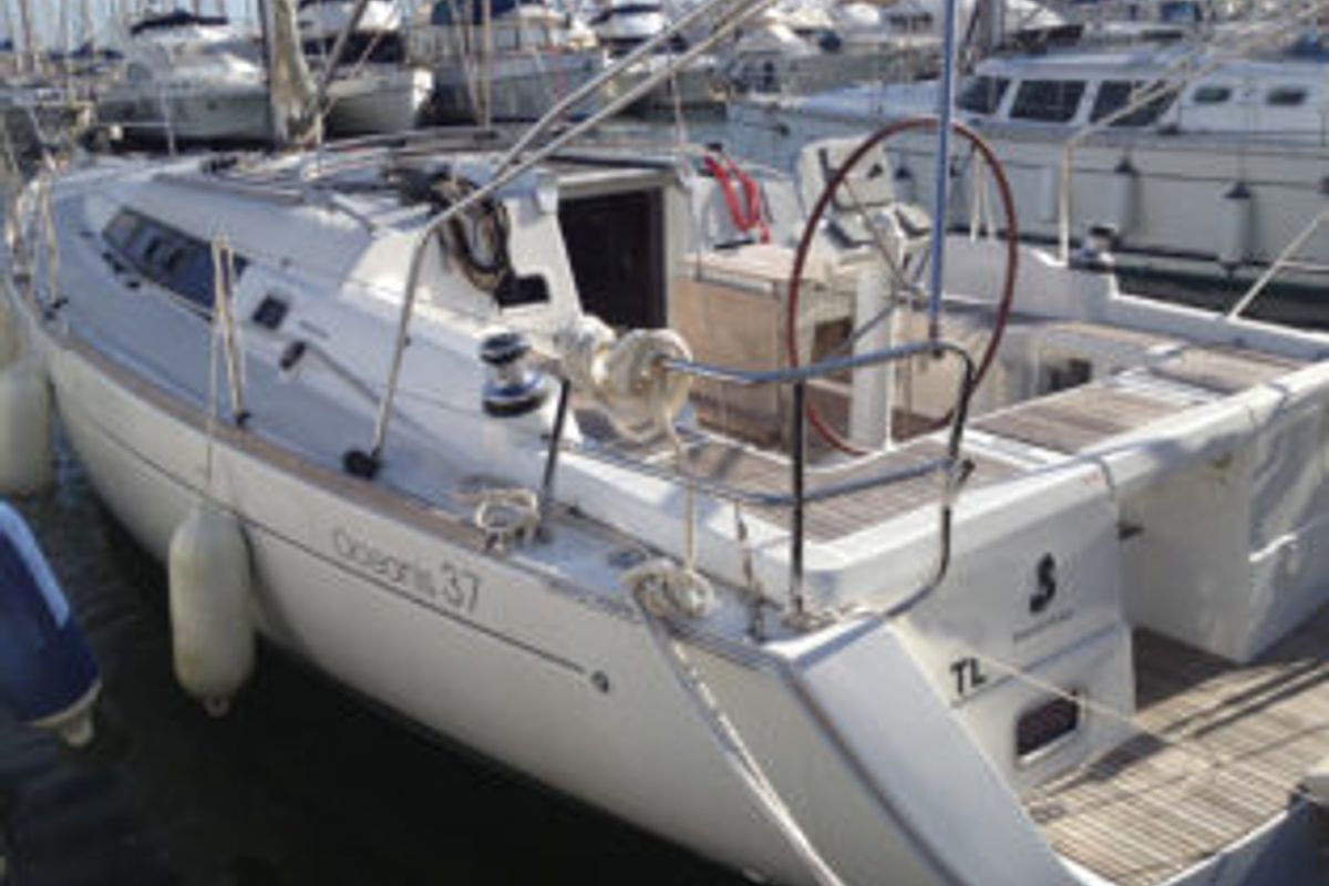 Exterior view of Beleza, a Beneteau Oceanis 37 sailboat at Toulon, France