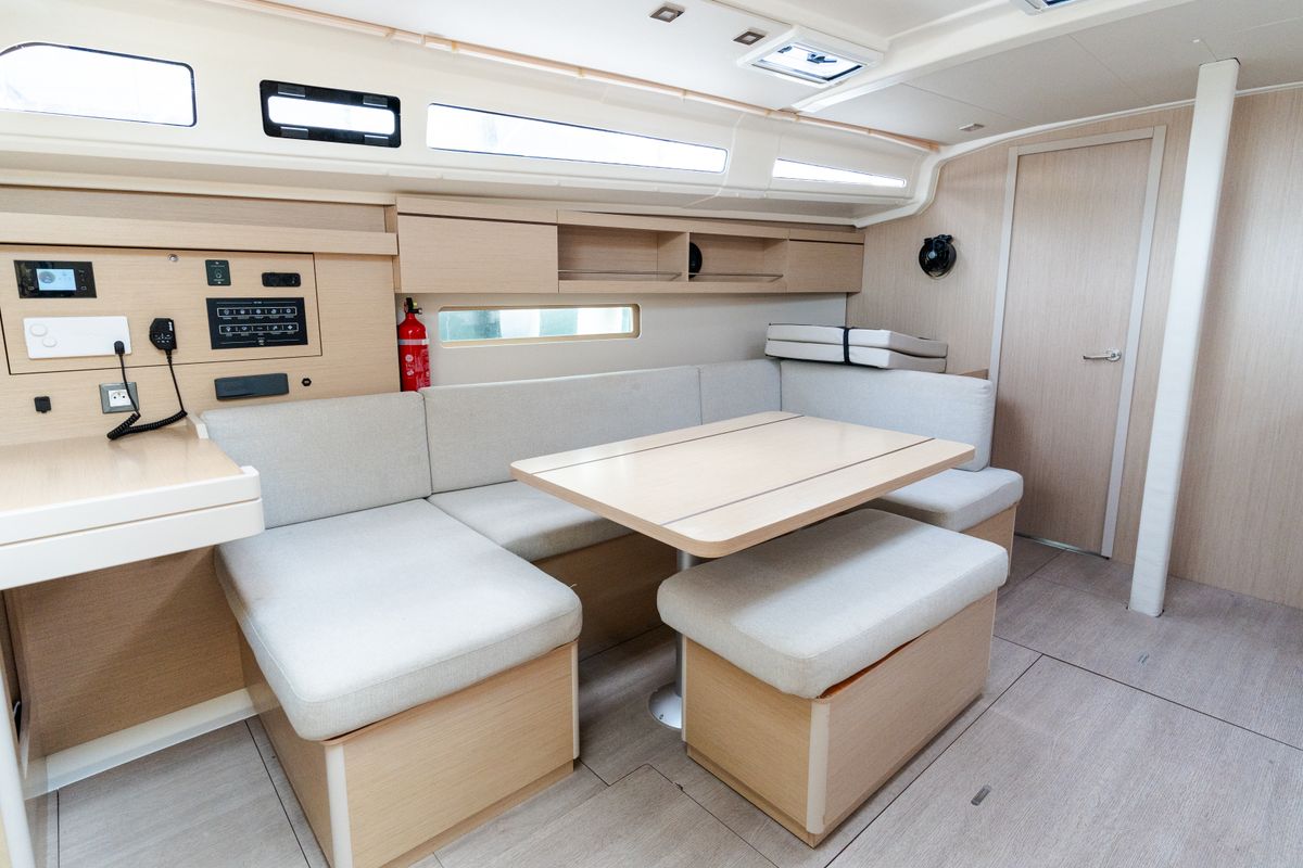 Salon of Clio, a Beneteau Oceanis 40.1 sailboat at Rosignano Solvay, Italy