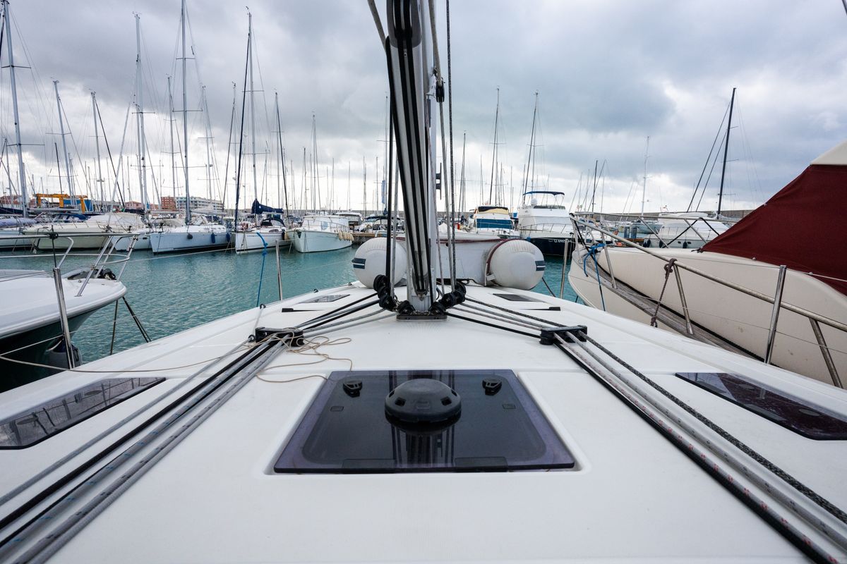 Deck of Clio, a Beneteau Oceanis 40.1 sailboat at Rosignano Solvay, Italy