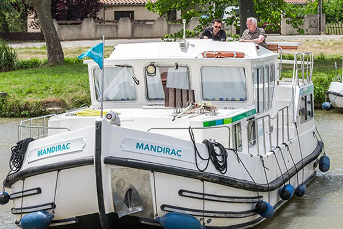 Exterior view of 1165-20, a Pénichette 1165 motorboat at Saintes, France