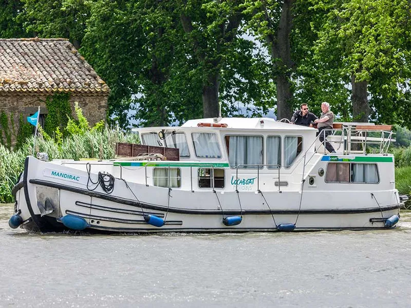 Exterior view of 1165-20, a Pénichette 1165 motorboat at Saintes, France