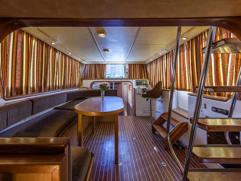 Salon of 150FB-16, a Pénichette 1500FB motorboat at Lattes, France