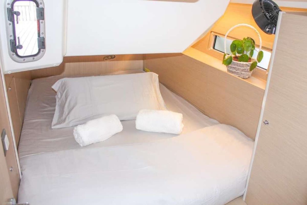 Cabin on Onoda, a Beneteau Oceanis 40.1 sailboat at Dénia, Spain