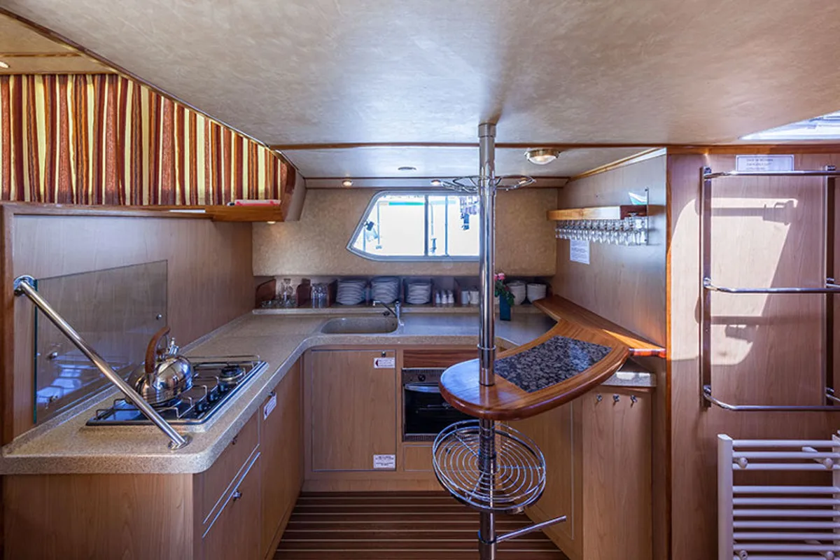 Galley of 150FB-12, a Pénichette 1500FB motorboat at Fürstenberg/Havel, Germany
