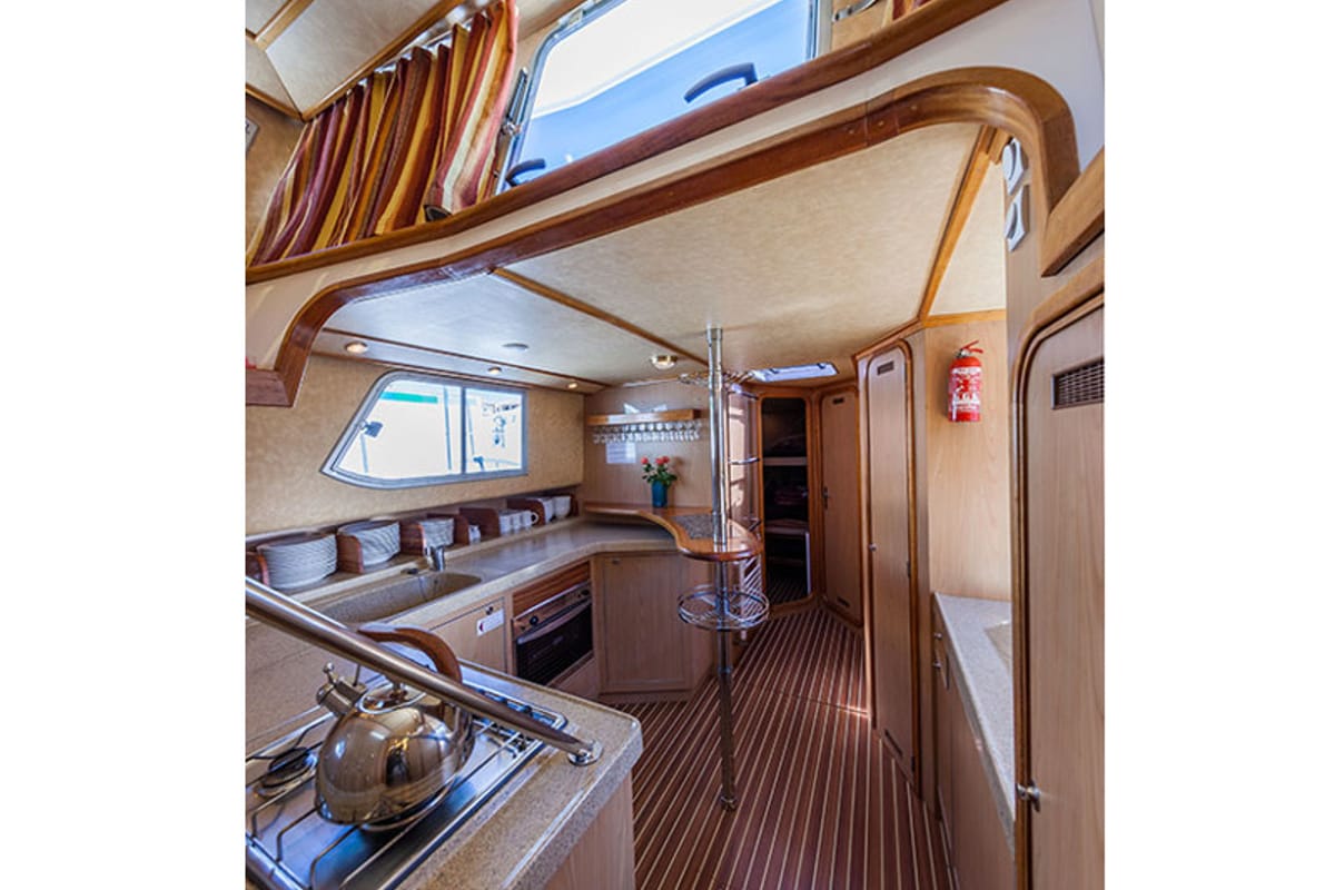 Galley of 150FB-12, a Pénichette 1500FB motorboat at Fürstenberg/Havel, Germany