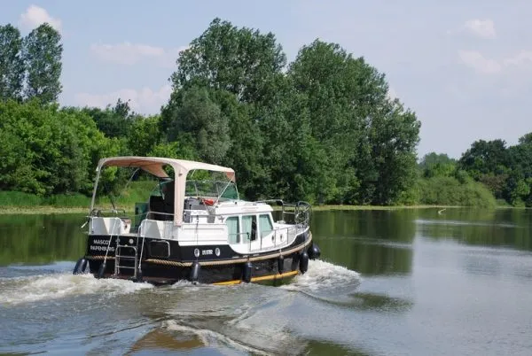 2508, a Linssen Linssen Dutch Sturdy 320 motorboat at Savoyeux, France