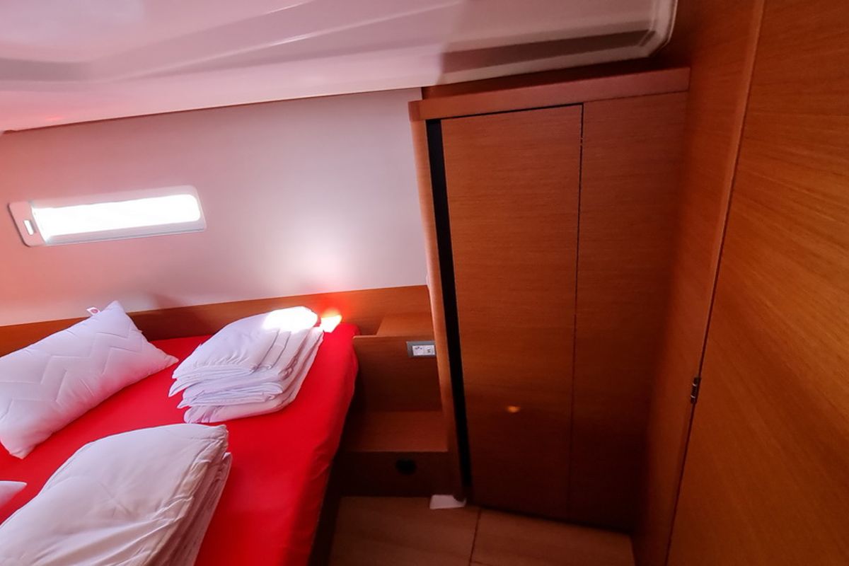 Cabin on Rosso Bianco, a Jeanneau Sun Odyssey 410 sailboat at Grad Pula, Croatia