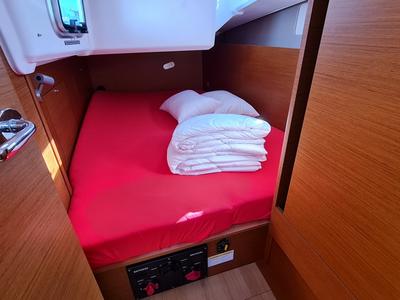 Cabin on Rosso Bianco, a Jeanneau Sun Odyssey 410 sailboat at Grad Pula, Croatia