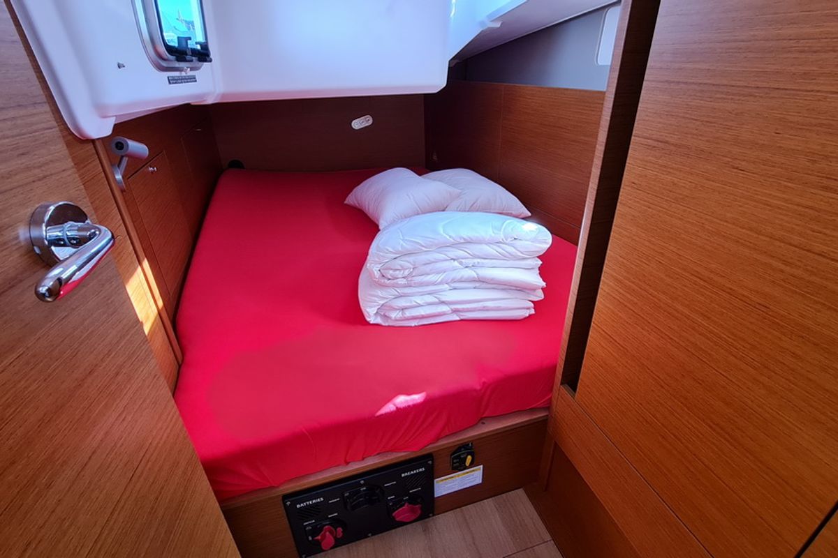 Cabin on Rosso Bianco, a Jeanneau Sun Odyssey 410 sailboat at Grad Pula, Croatia