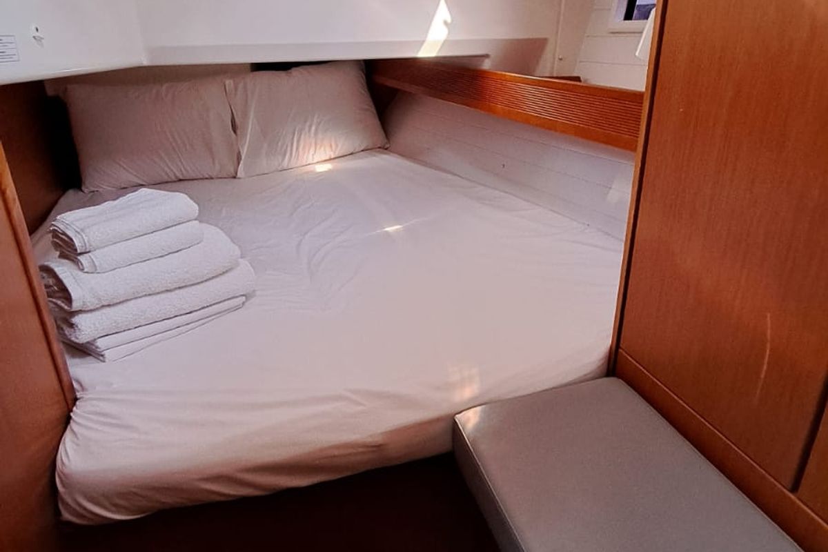 Cabin on Manta, a Bavaria Cruiser 40 sailboat at Volos Municipality, Greece