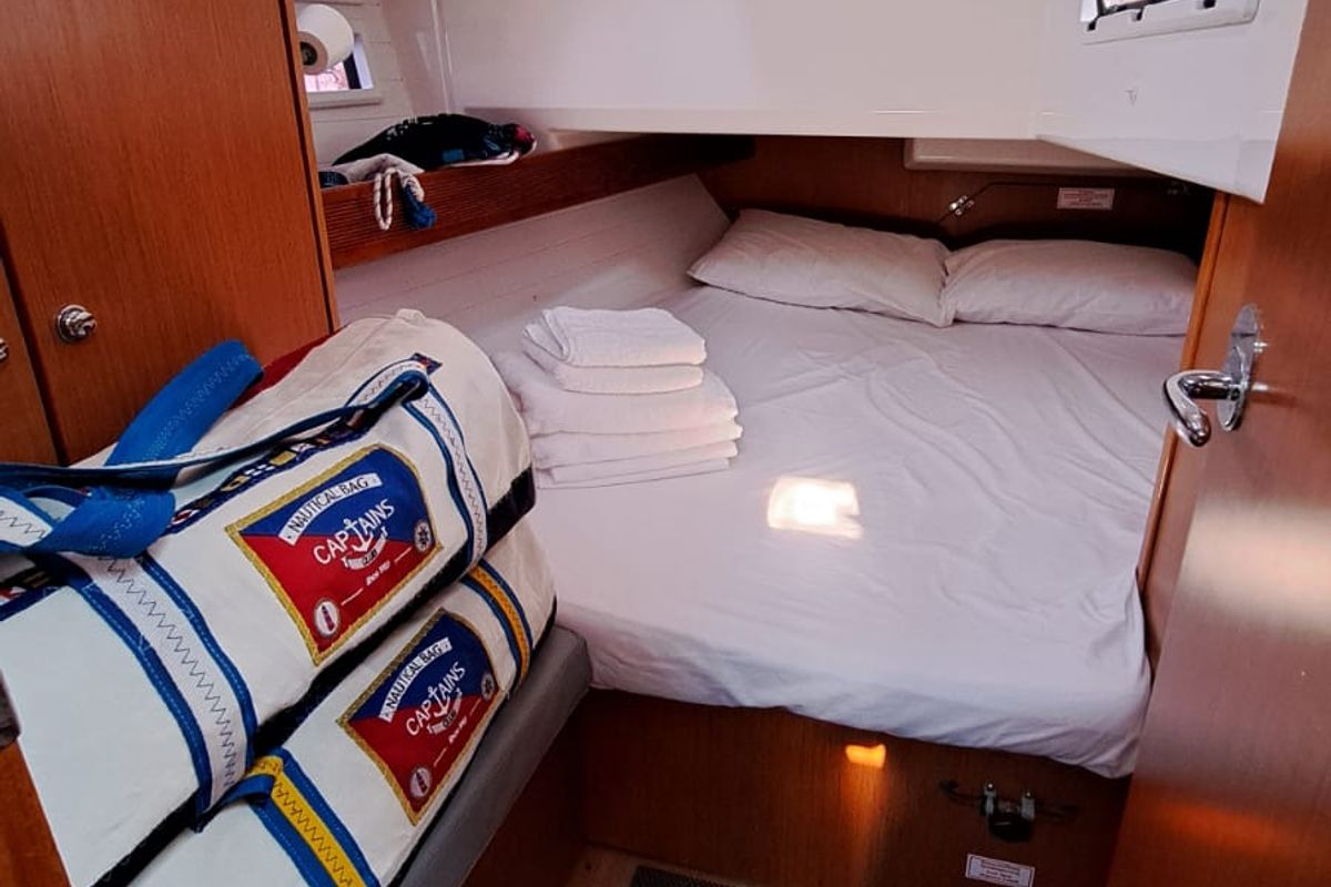 Cabin on Manta, a Bavaria Cruiser 40 sailboat at Volos Municipality, Greece