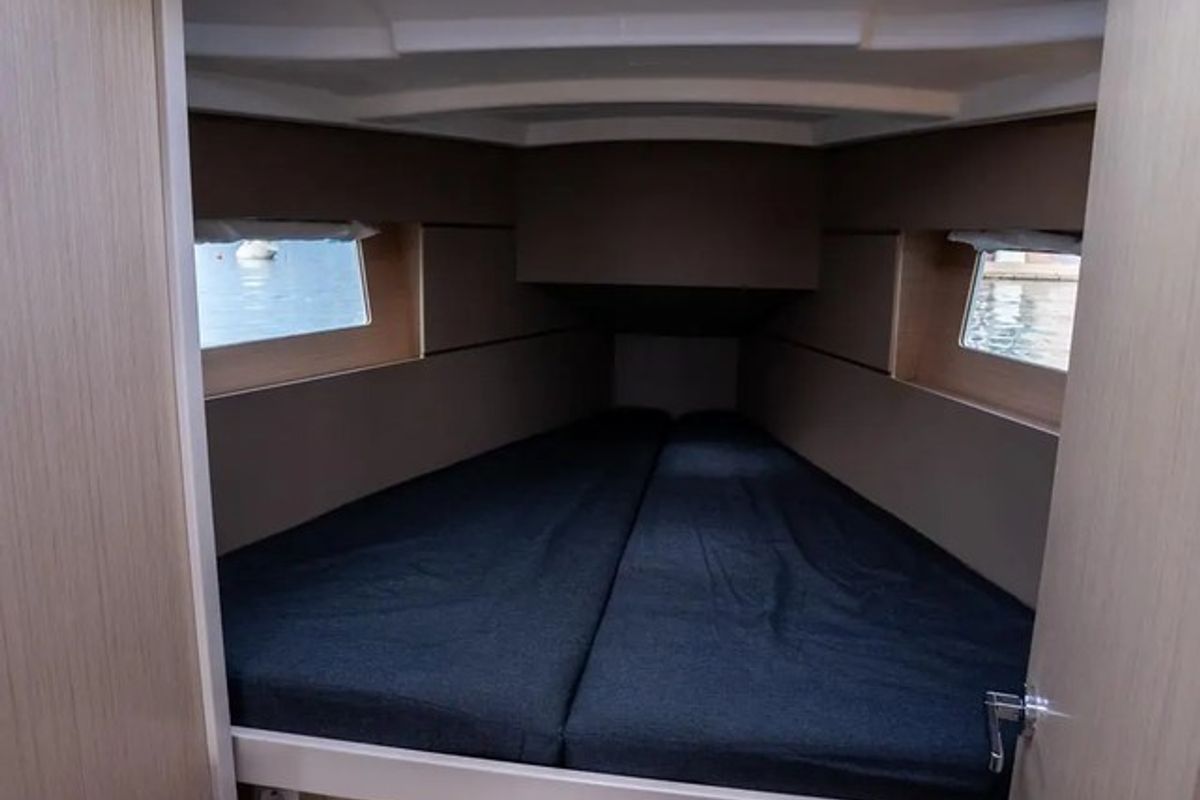 Cabin on Malilu, a Beneteau Oceanis 35.1 sailboat at Toulon, France