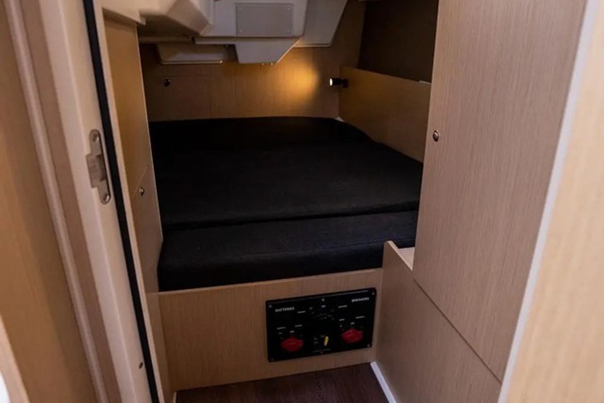 Cabin on Malilu, a Beneteau Oceanis 35.1 sailboat at Toulon, France