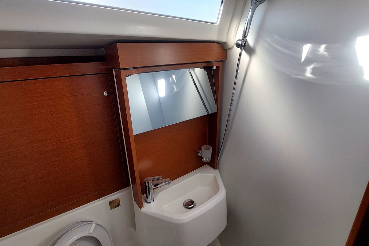 Head on Famiglia, a Beneteau Oceanis 51.1 sailboat at Athens, Greece