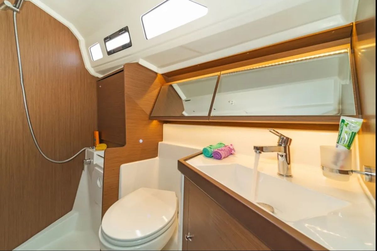 Head on AF-O40.1R, a Beneteau Oceanis 40.1 sailboat at Athens, Greece