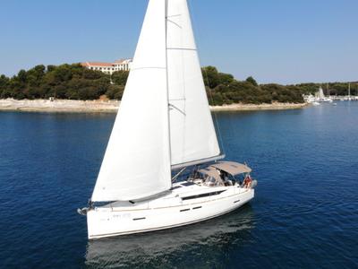 Salon of Mira, a Jeanneau Sun Odyssey 419 sailboat at Grad Pula, Croatia