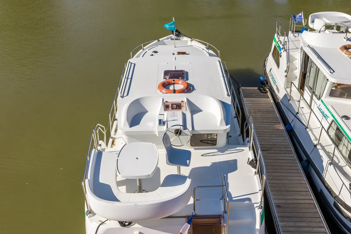 Deck of 1020-49, a Pénichette 1020 motorboat at Fürstenberg/Havel, Germany
