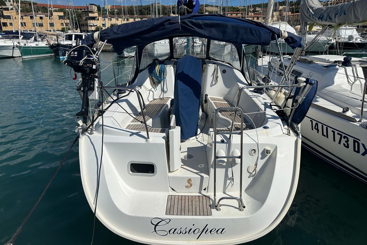 Deck of Cassiopea, a Beneteau Oceanis 323 sailboat at Punta Ala, Italy