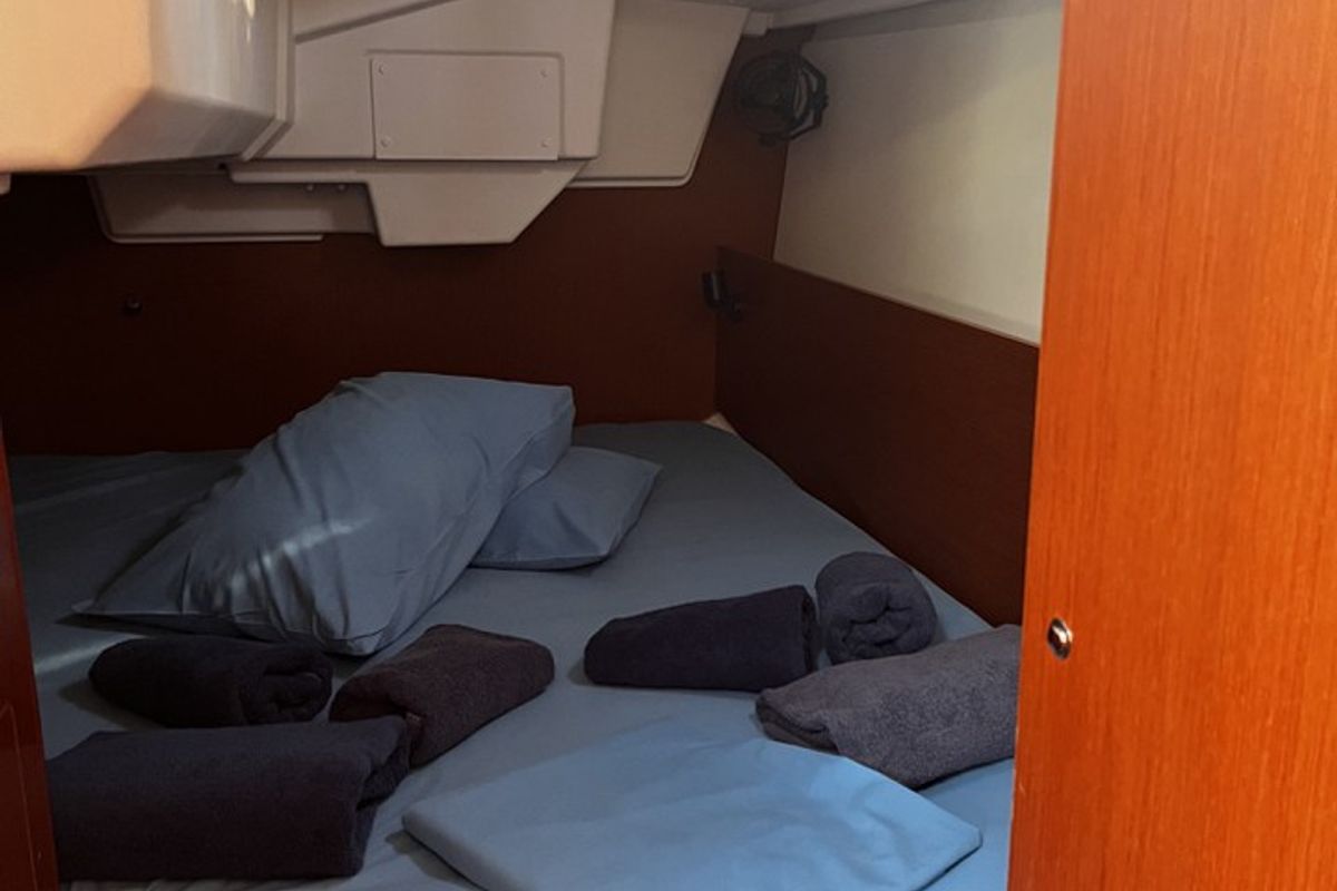 Cabin on Albarosa, a Beneteau Oceanis 35.1 sailboat at Tonnarella, Italy