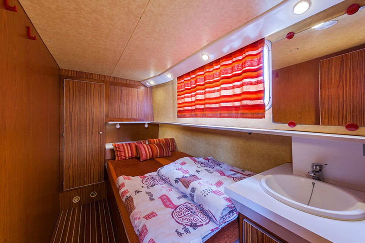 Cabin on 1120R-1, a Pénichette 1120 motorboat at Lattes, France