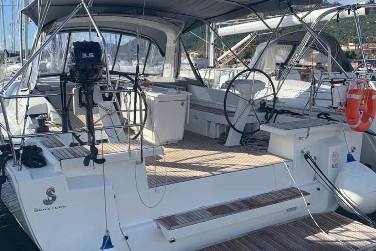 Deck of Alice, a Beneteau Oceanis 46.1 sailboat at Cannigione, Italy