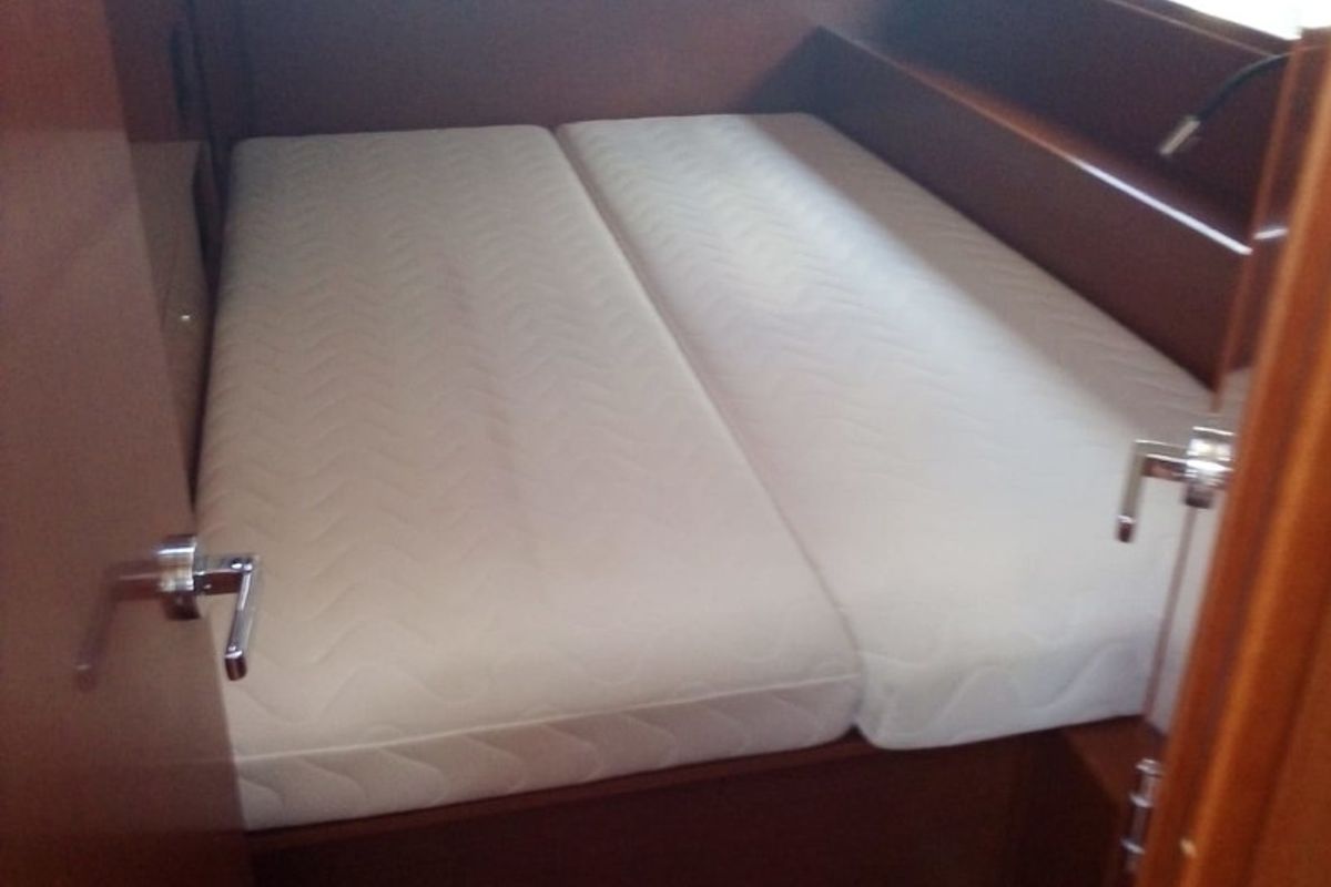 Cabin on Alice, a Beneteau Oceanis 46.1 sailboat at Cannigione, Italy