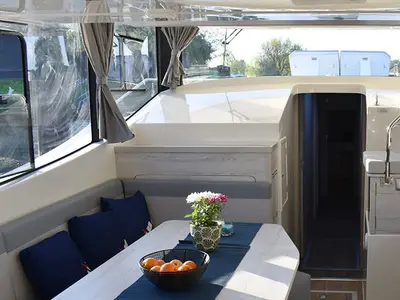 Salon of Horizon 5 - Premier 24, a Cygnet Horizon 5 motorboat at Portiragnes, France