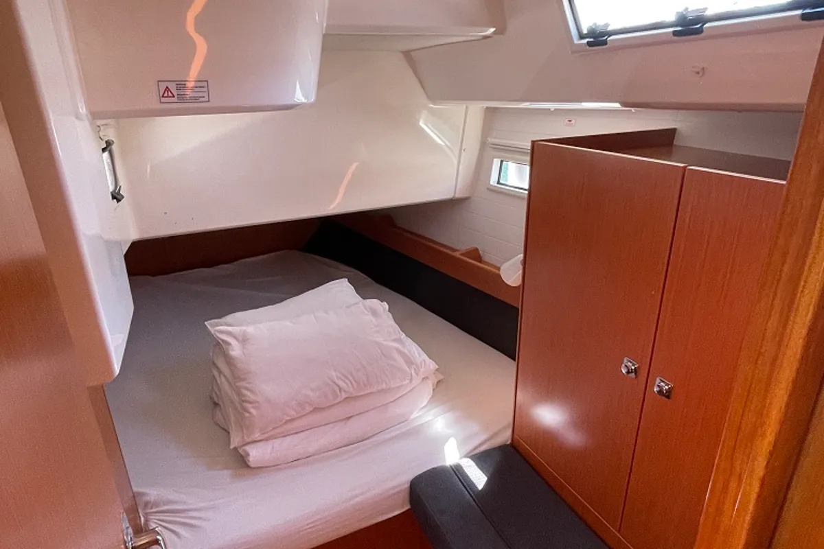 Cabin on Rebecca, a Bavaria Cruiser 41 sailboat at Općina Sukošan, Croatia