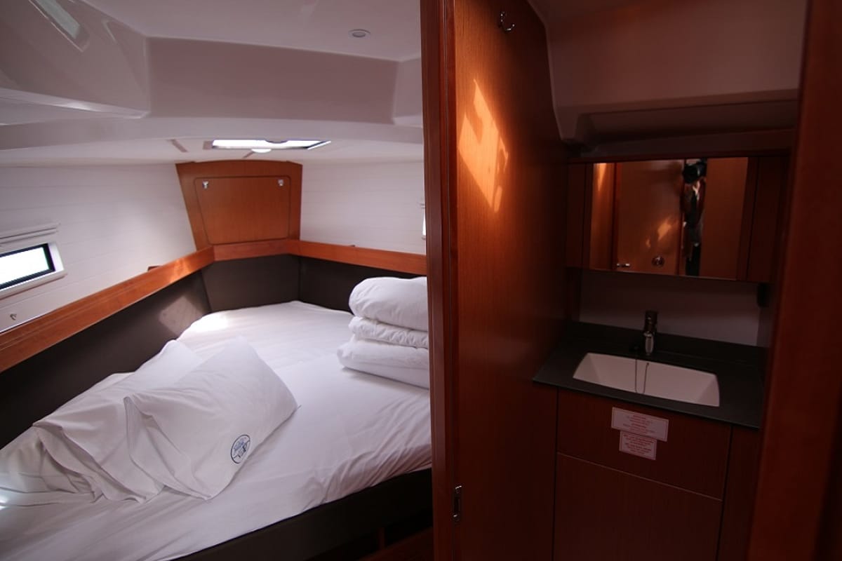 Cabin on Rebecca, a Bavaria Cruiser 41 sailboat at Općina Sukošan, Croatia
