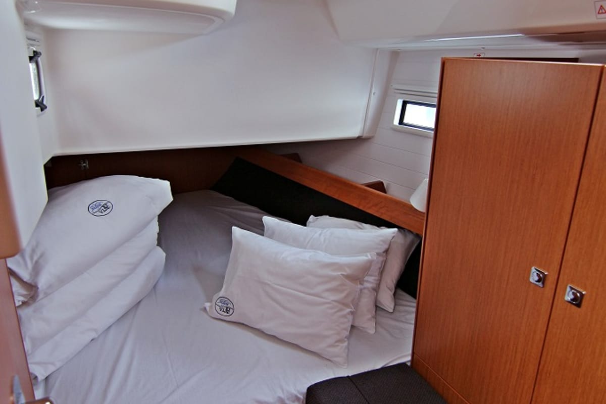 Cabin on Rebecca, a Bavaria Cruiser 41 sailboat at Općina Sukošan, Croatia