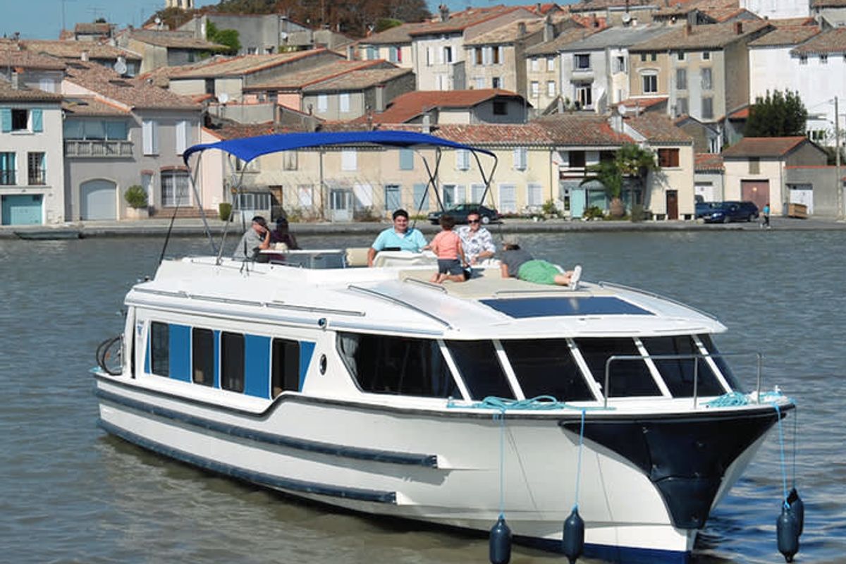 Exterior view of Vision 2, a Cygnet Vision 2 motorboat at Castelnaudary, France