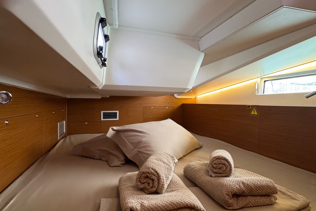 Cabin on Don Carlo, a Jeanneau Sun Odyssey 490 sailboat at Rodi Garganico, Italy