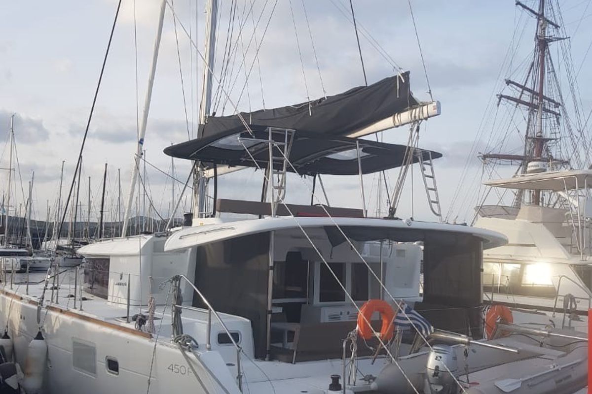 Exterior view of Fo's, a Lagoon 450 F catamaran at Agios Stefanos, Greece