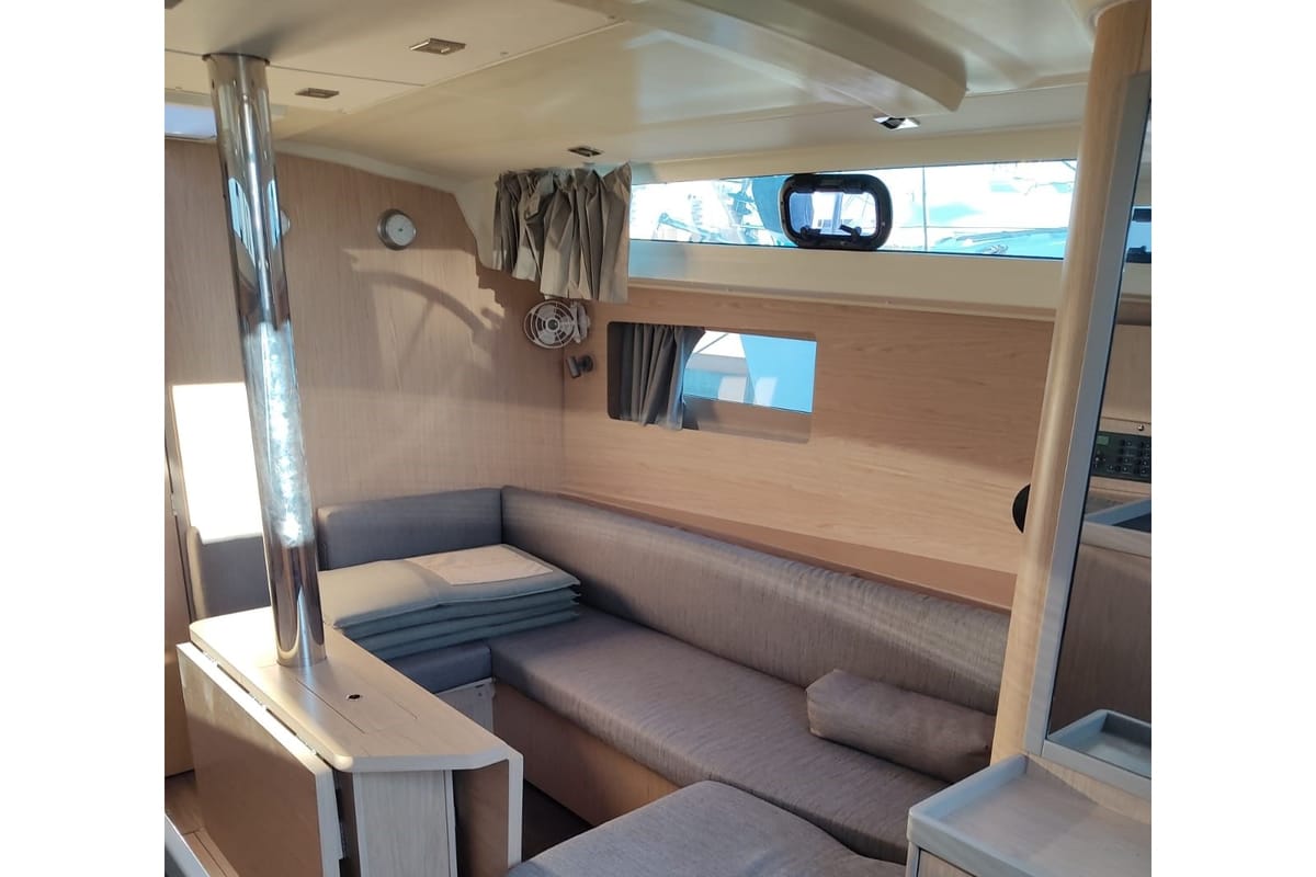 Salon of Nina, a Beneteau Oceanis 41.1 sailboat at Salerno, Italy