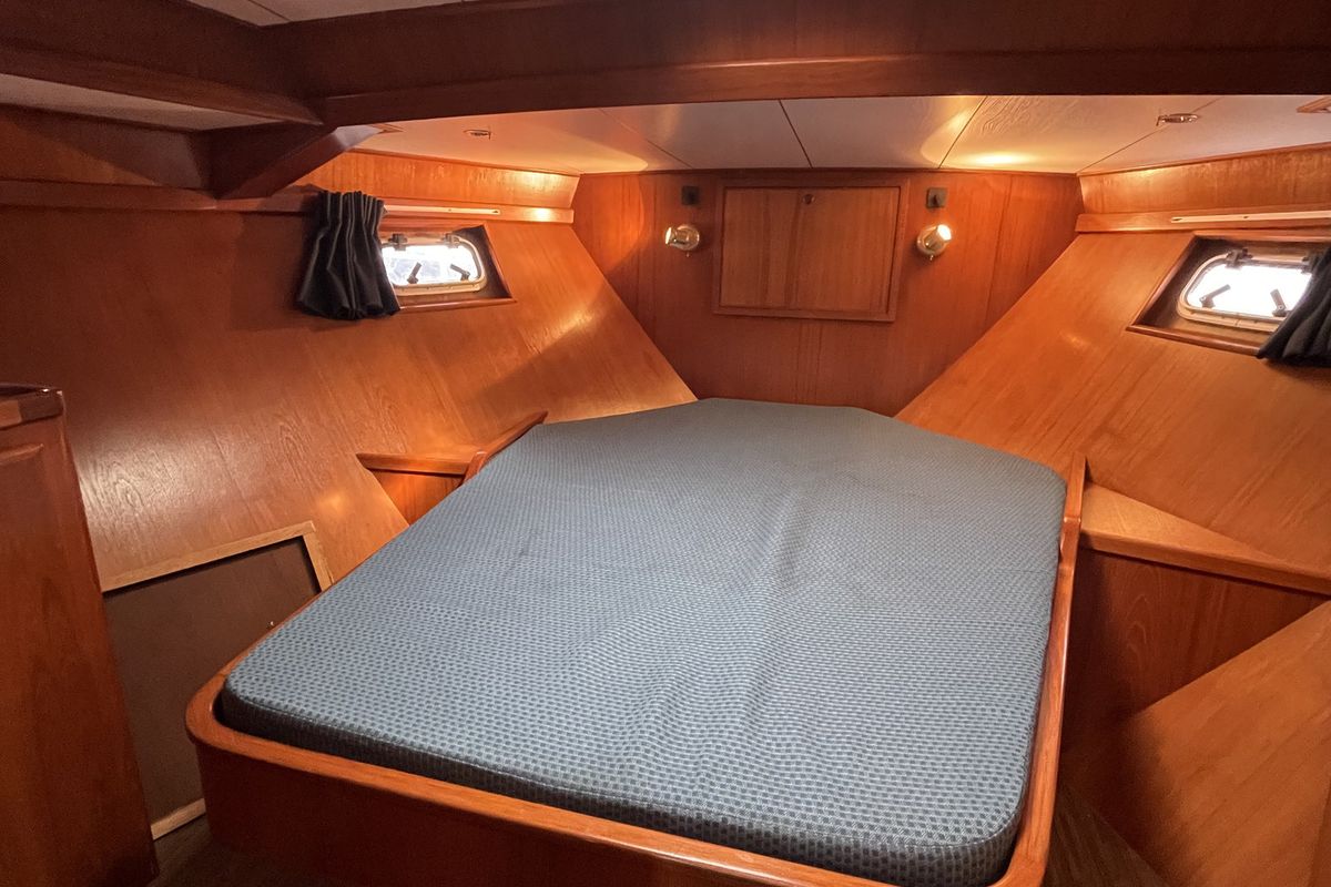 Cabin on Jupiter, a Vri-Jon Contessa 45 motorboat at Heukelum, Netherlands