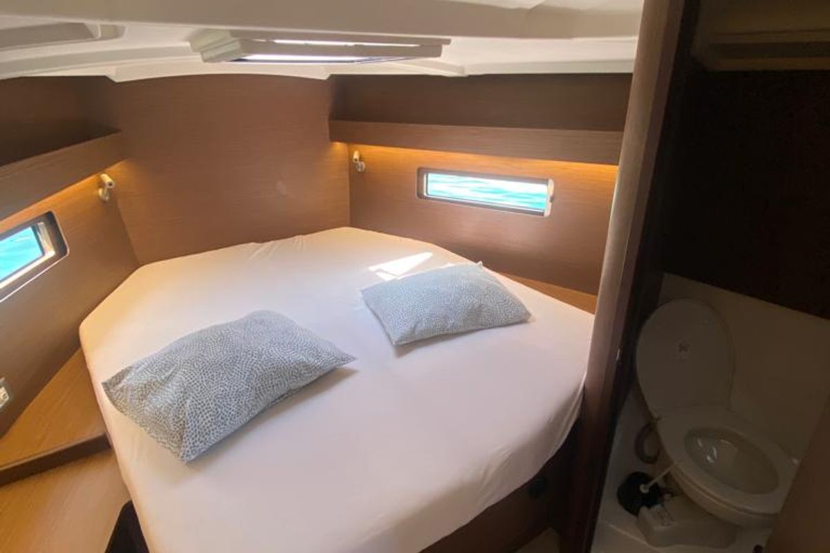Cabin on Kiki, a Beneteau Oceanis 40.1 sailboat at Općina Rogoznica, Croatia
