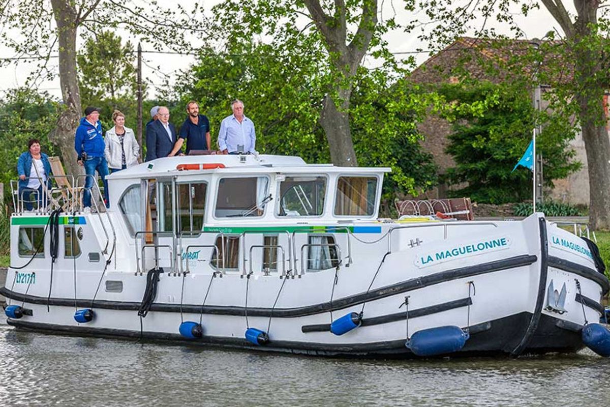 Exterior view of 150FB-20, a Pénichette 1500FB motorboat at Saint-Léger-sur-Dheune, France