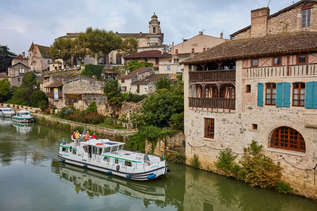 Exterior view of 150FB-20, a Pénichette 1500FB motorboat at Saint-Léger-sur-Dheune, France
