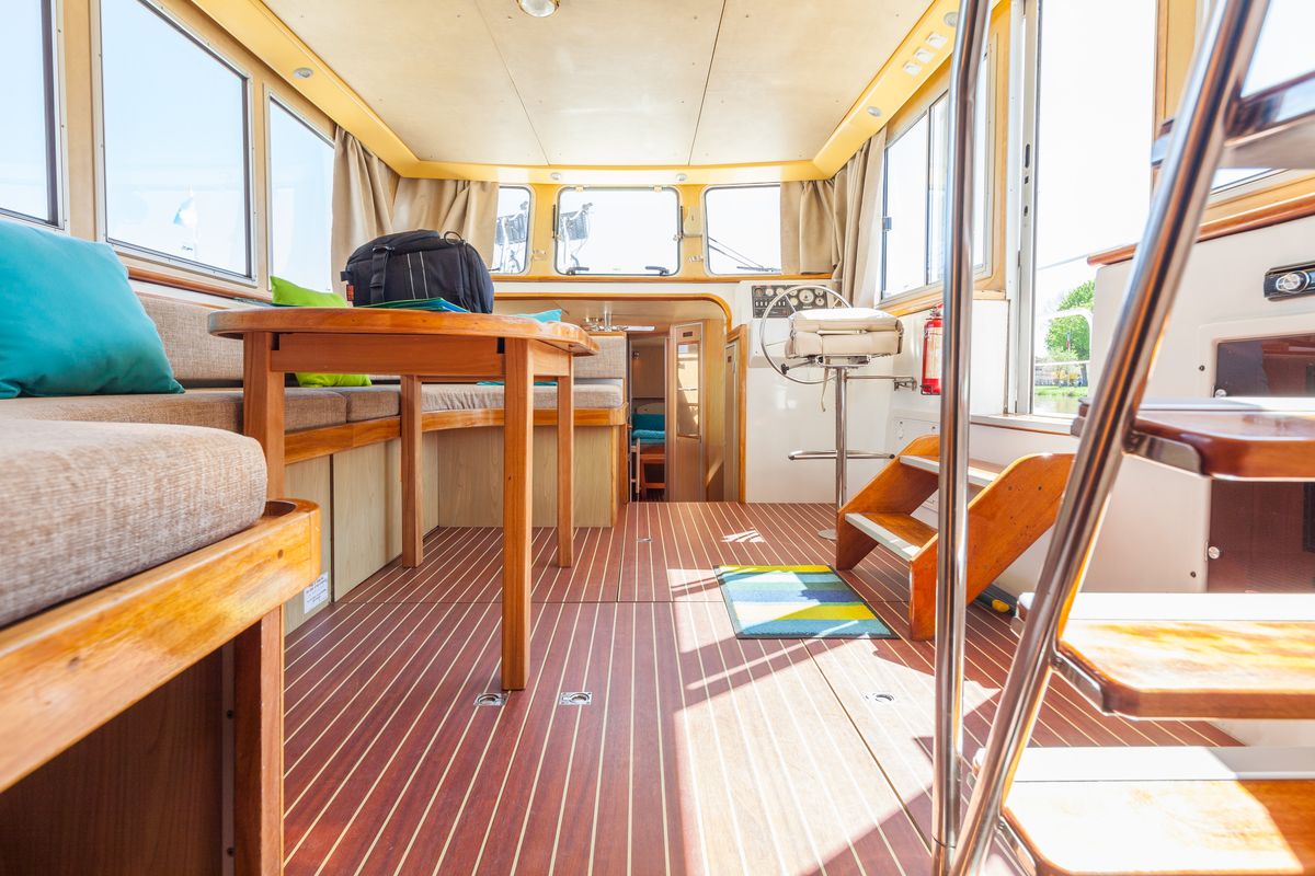 Salon of 150FB-20, a Pénichette 1500FB motorboat at Saint-Léger-sur-Dheune, France