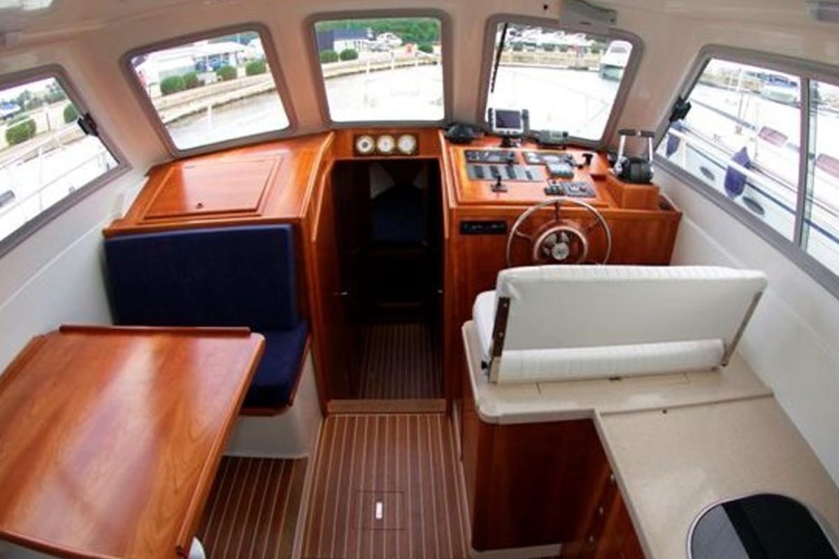 Salon of Vella, a SAS - Vektor Adria 1002 Vektor motorboat at Općina Sukošan, Croatia