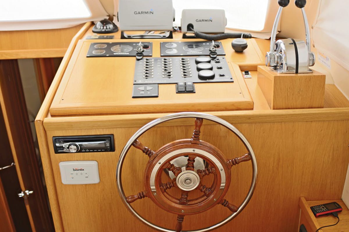 Cockpit of Vella, a SAS - Vektor Adria 1002 Vektor motorboat at Općina Sukošan, Croatia
