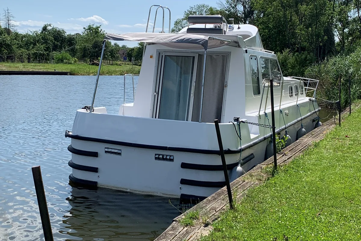 2404, a Triton Triton 1050 motorboat at Mittersheim, France