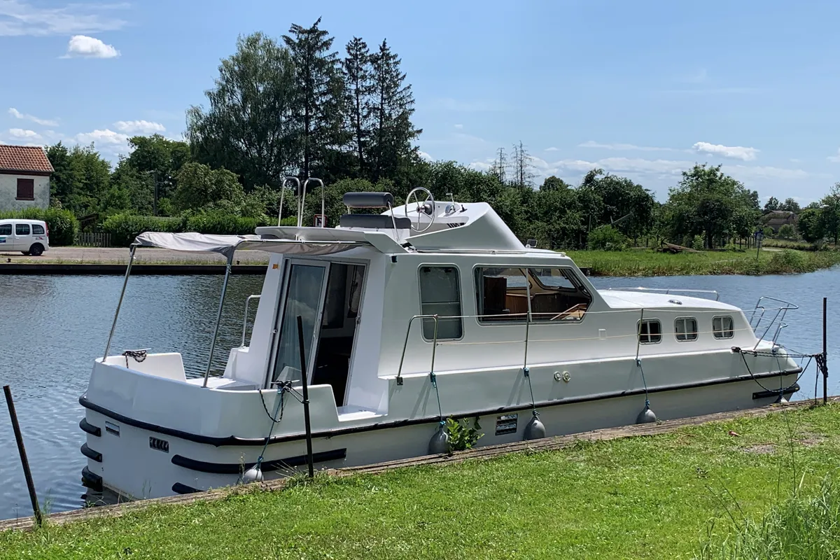 2404, a Triton Triton 1050 motorboat at Mittersheim, France
