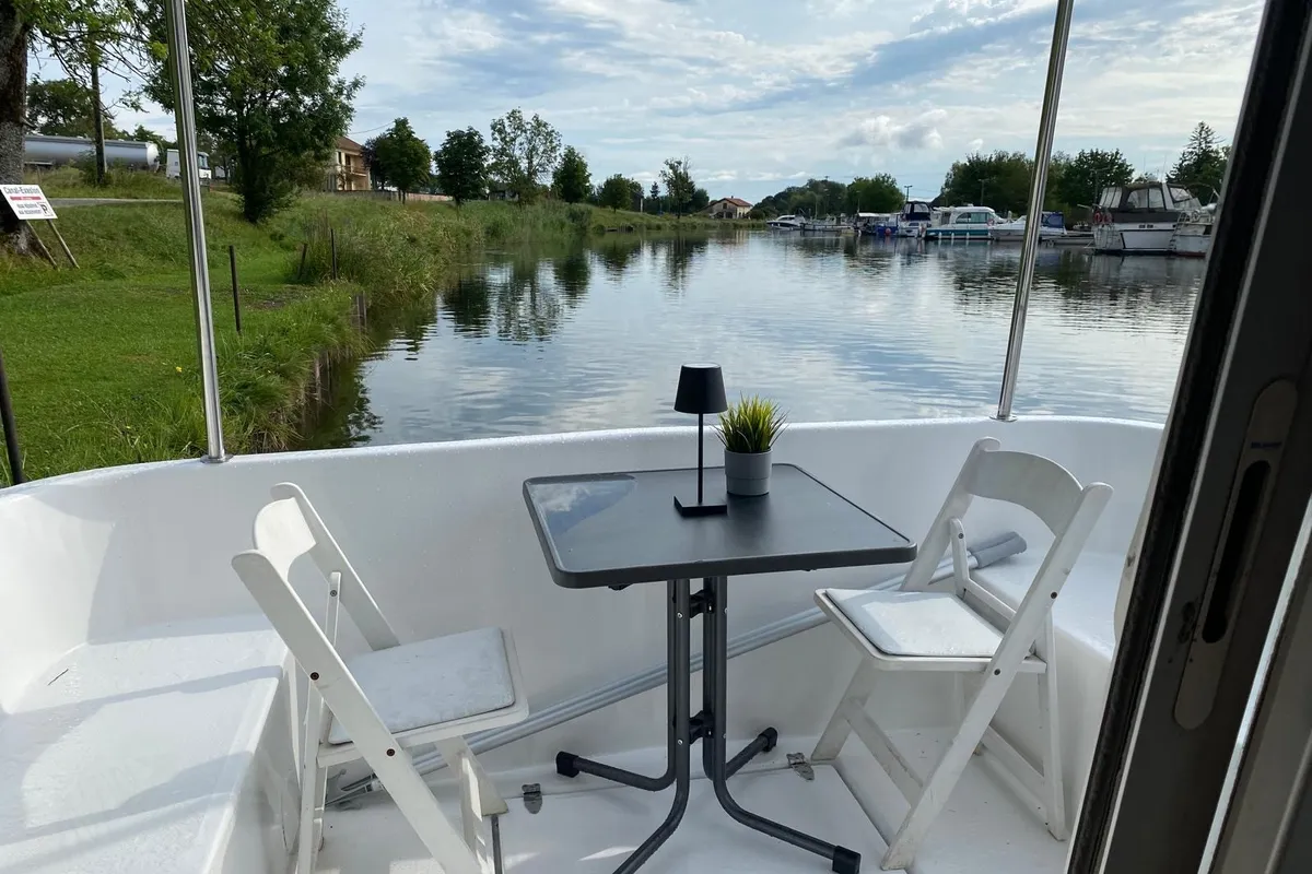 2404, a Triton Triton 1050 motorboat at Mittersheim, France
