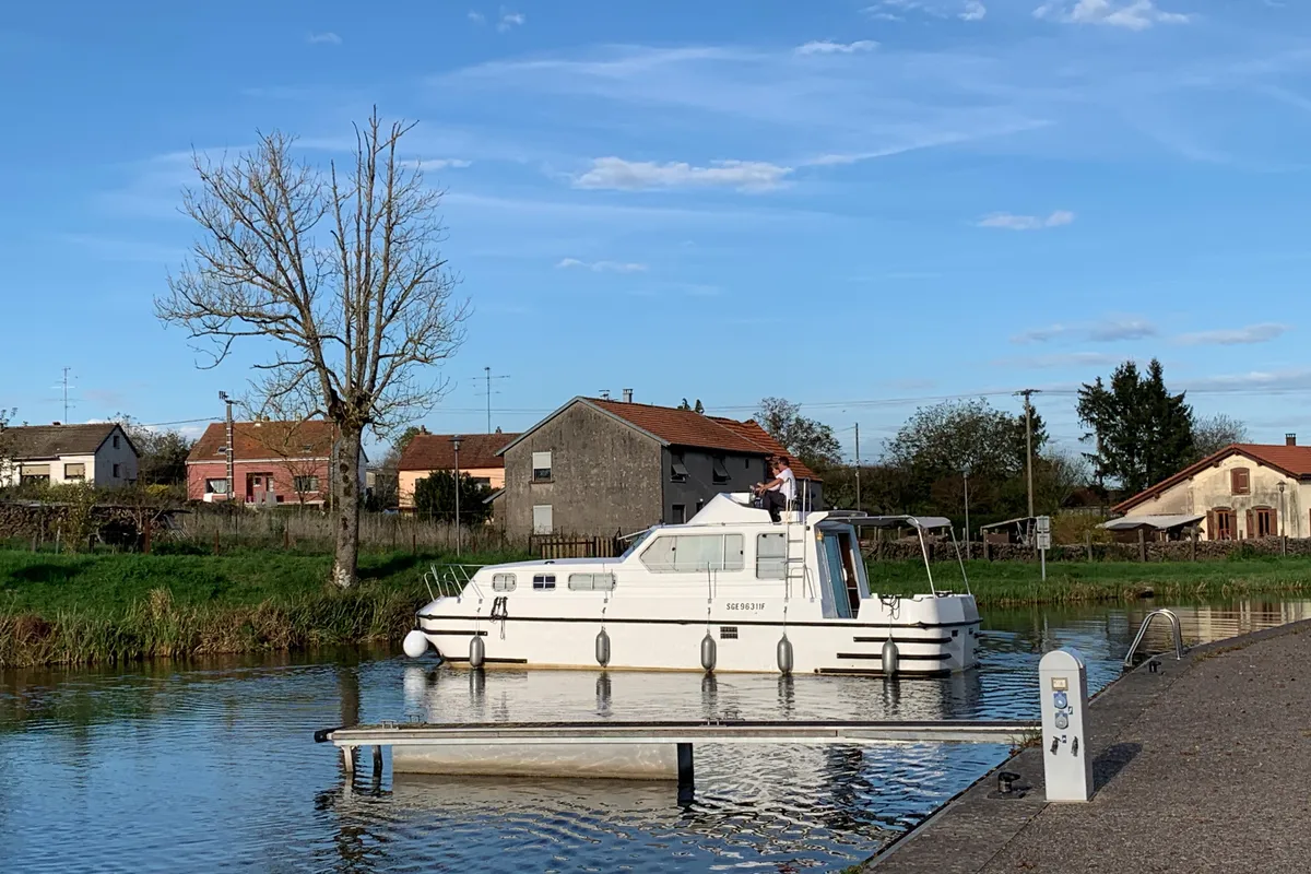 2404, a Triton Triton 1050 motorboat at Mittersheim, France