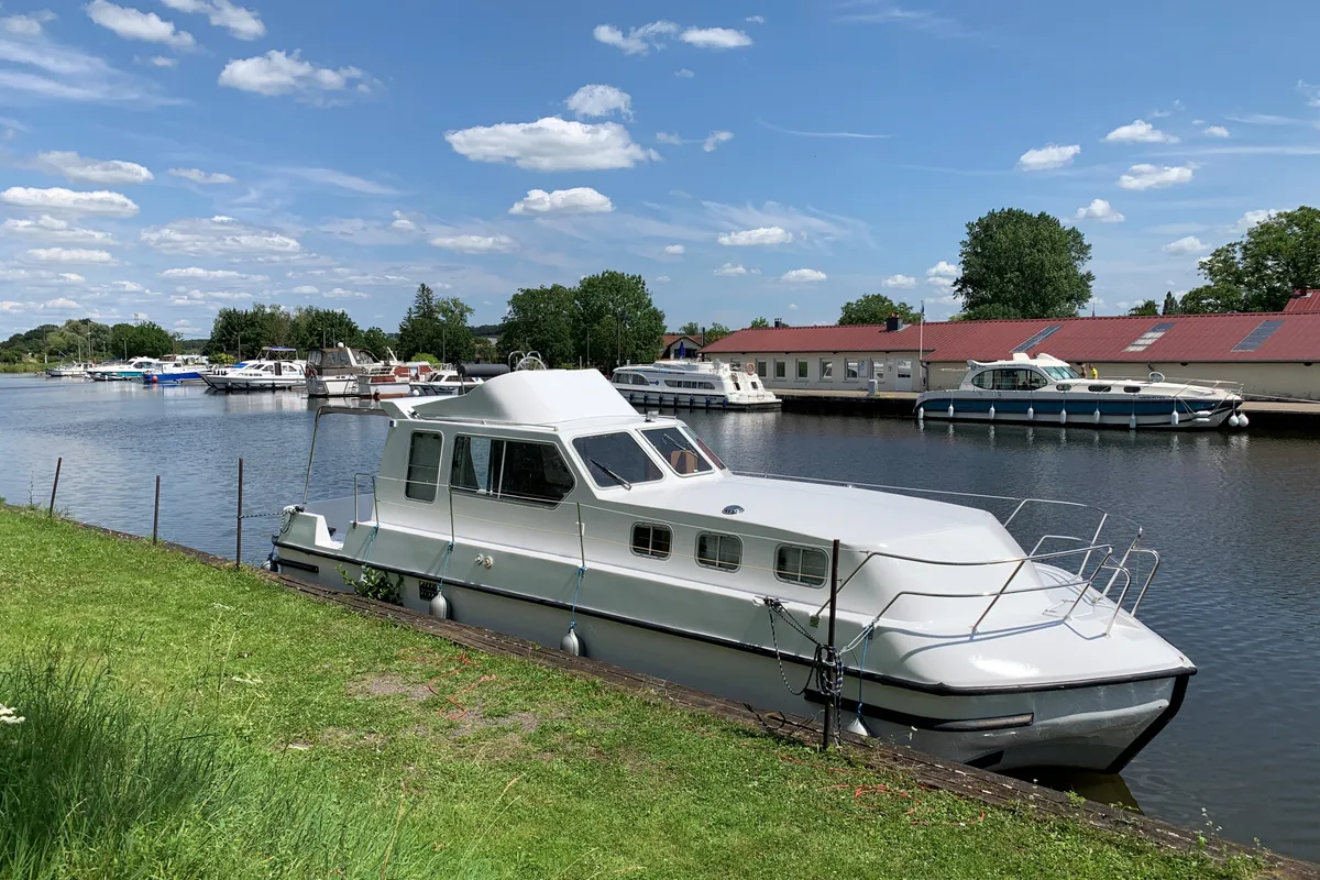 2404, a Triton Triton 1050 motorboat at Mittersheim, France