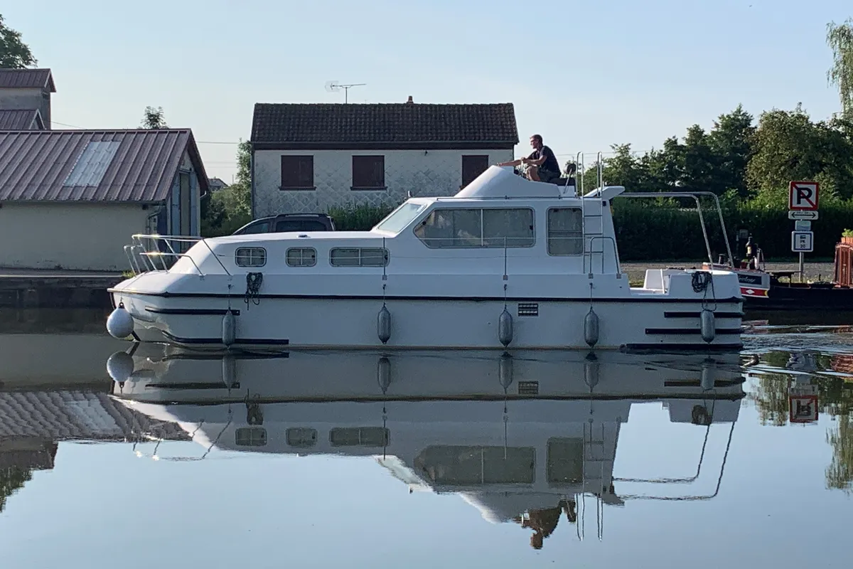 2404, a Triton Triton 1050 motorboat at Mittersheim, France