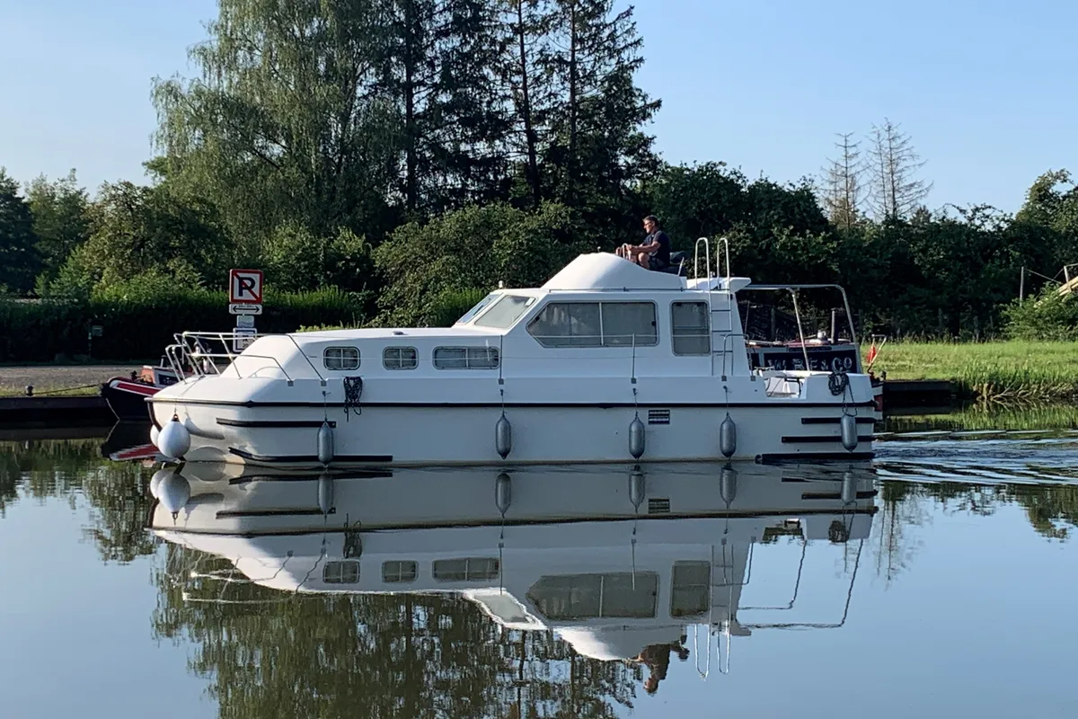 2404, a Triton Triton 1050 motorboat at Mittersheim, France
