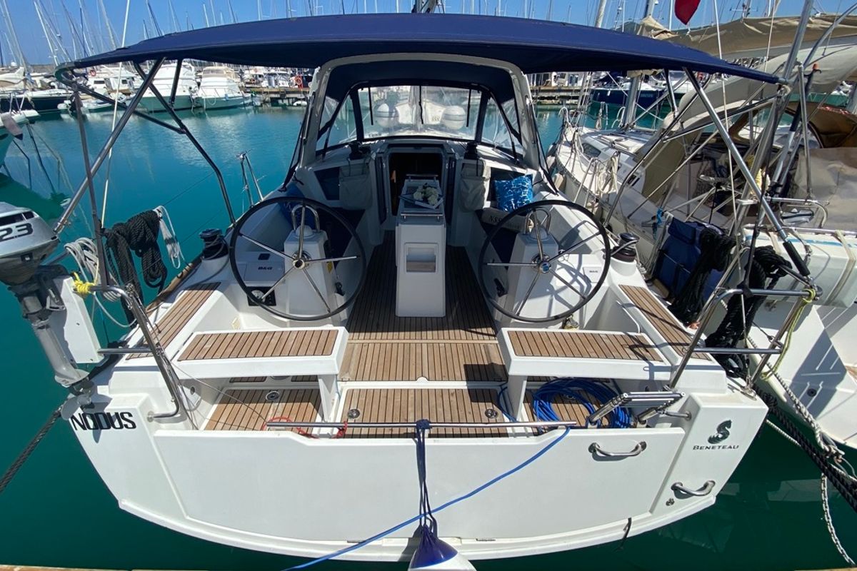 Salon of Nodus, a Beneteau Oceanis 35.1 sailboat at Rosignano Solvay, Italy