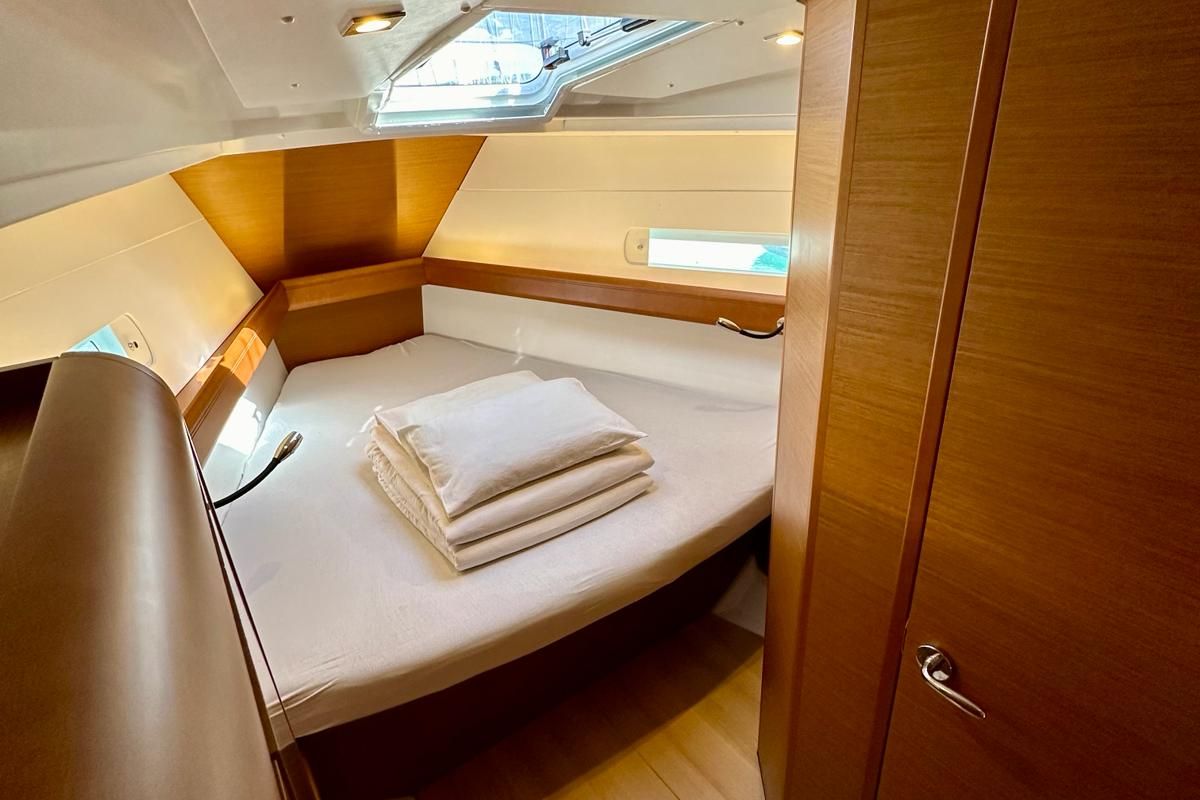 Cabin on Hendrix, a Jeanneau Sun Odyssey 419 sailboat at Općina Sukošan, Croatia